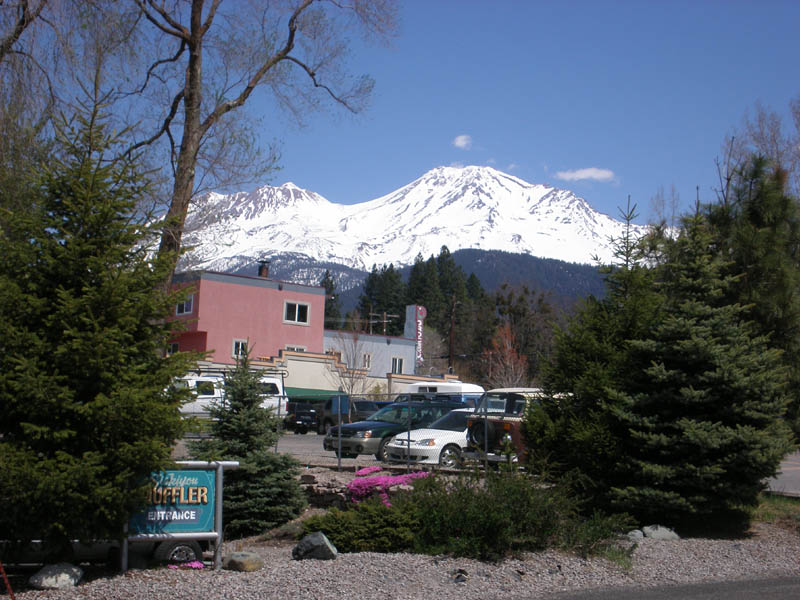 04Mt_Shasta_view_from_street
