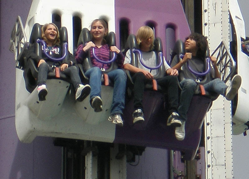 60Nicole_Baylea_Drop_Tower_going_up