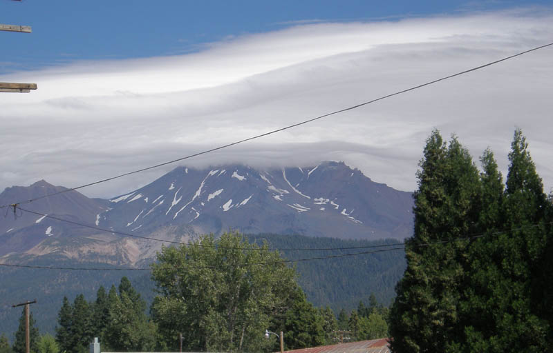 09Shasta_in_clouds