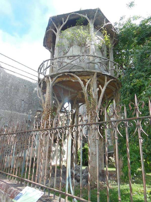 02Old_cistern_in_Pontorson_Sept12