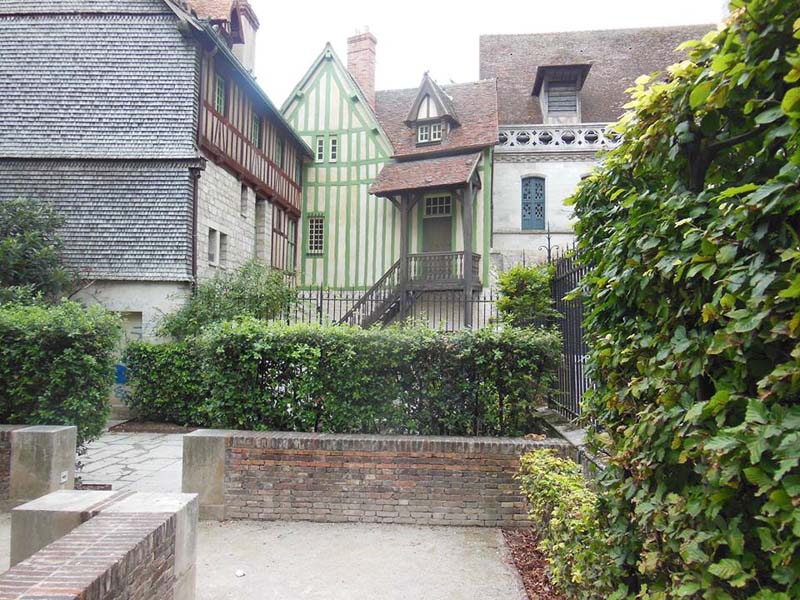 32Normandy_style_architecture_in_Rouen_Sept13
