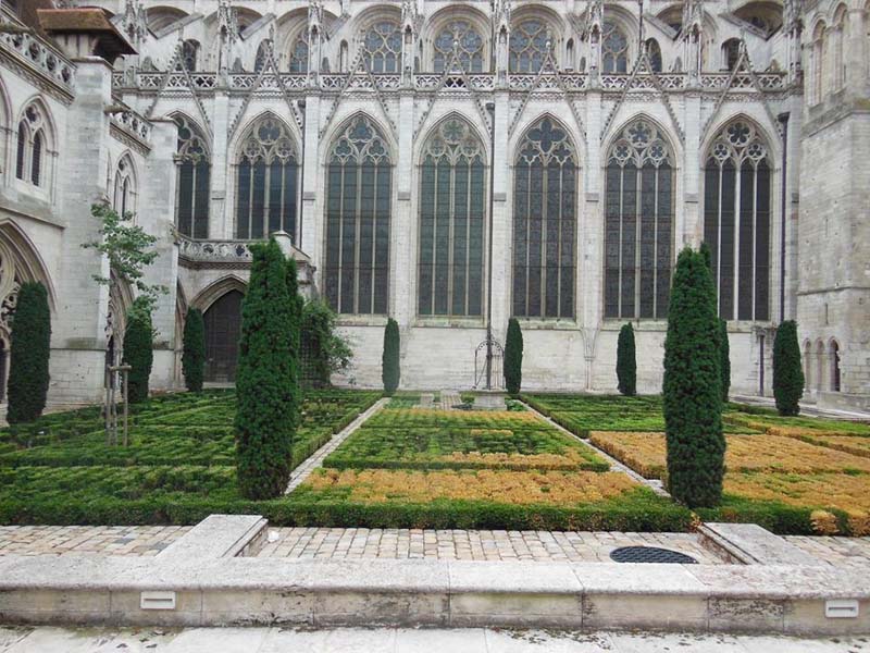 34_outside_Rouen_Cathedral_Sept13