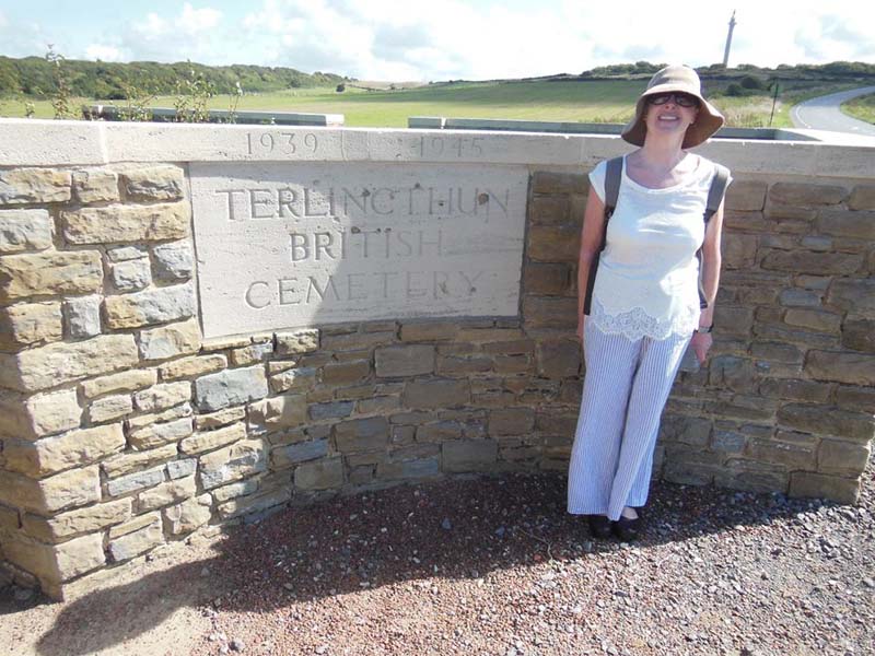 55Sue_at_Terlincthun_British_Cemetery_Sept15