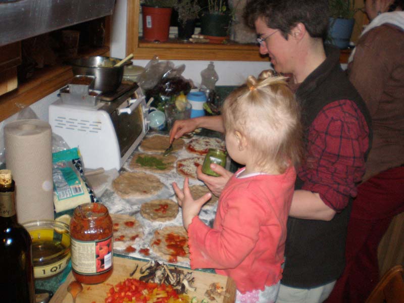 20Kayla_Amy_make_pizzas