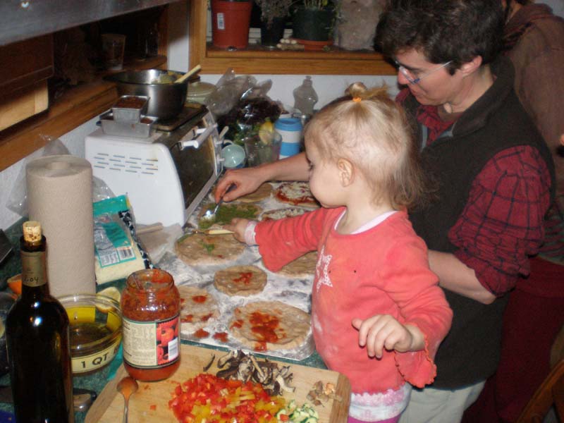 21Kayla_Amy_make_pizzas