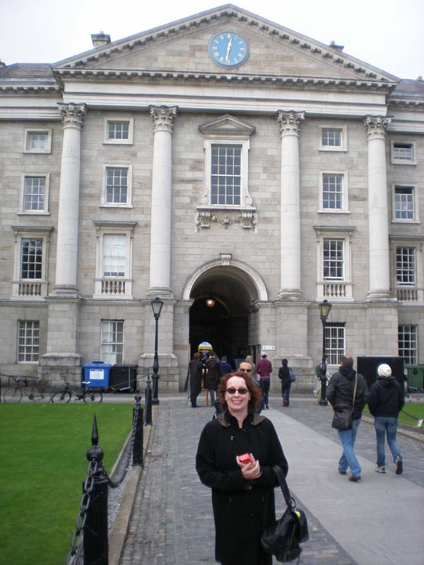 05Sue_in_fornt_of_Trinity_College